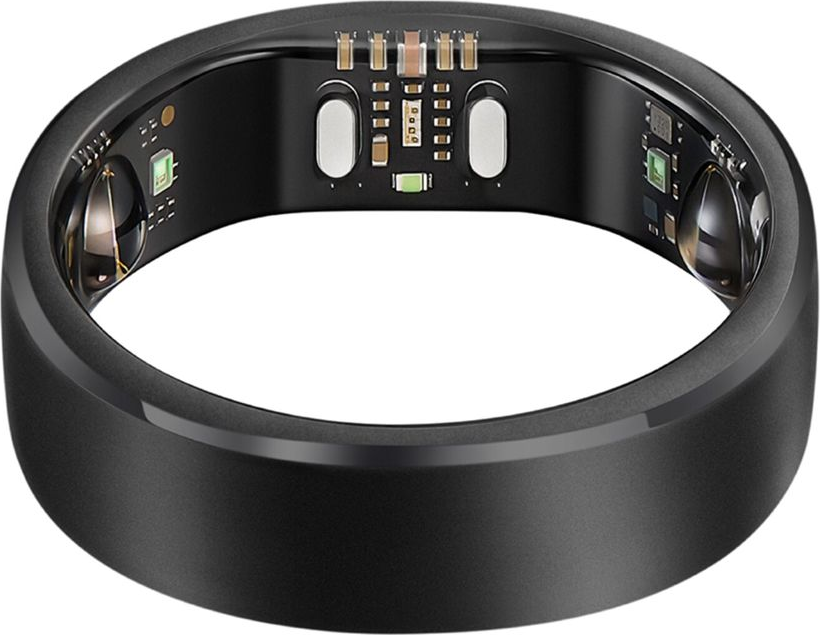 Vista interna di un anello intelligente nero con sensori, microchip e contatti su sfondo bianco.