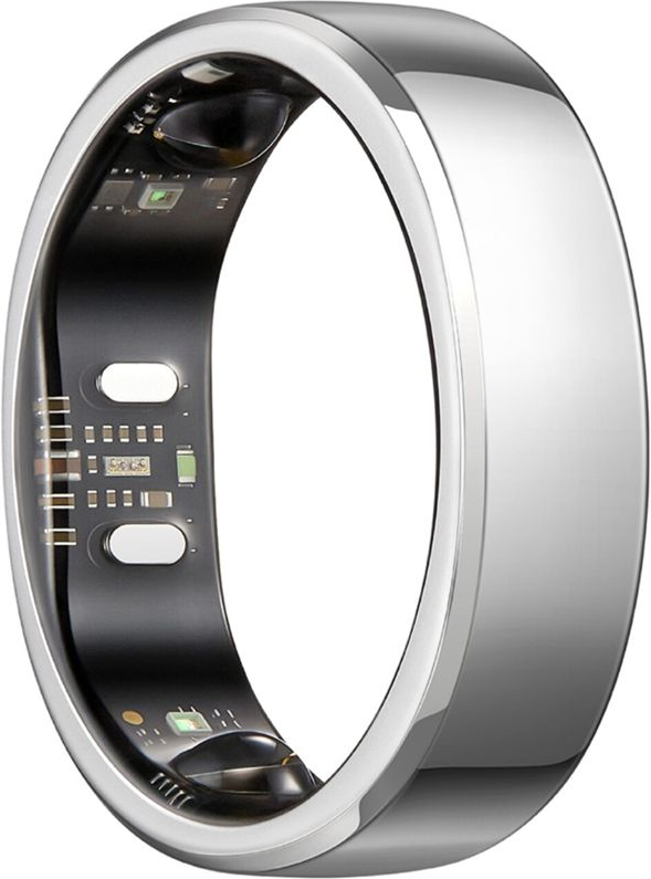 Un anello smart argentato lucido con sensori e circuiti visibili sulla superficie interna nera su sfondo bianco.