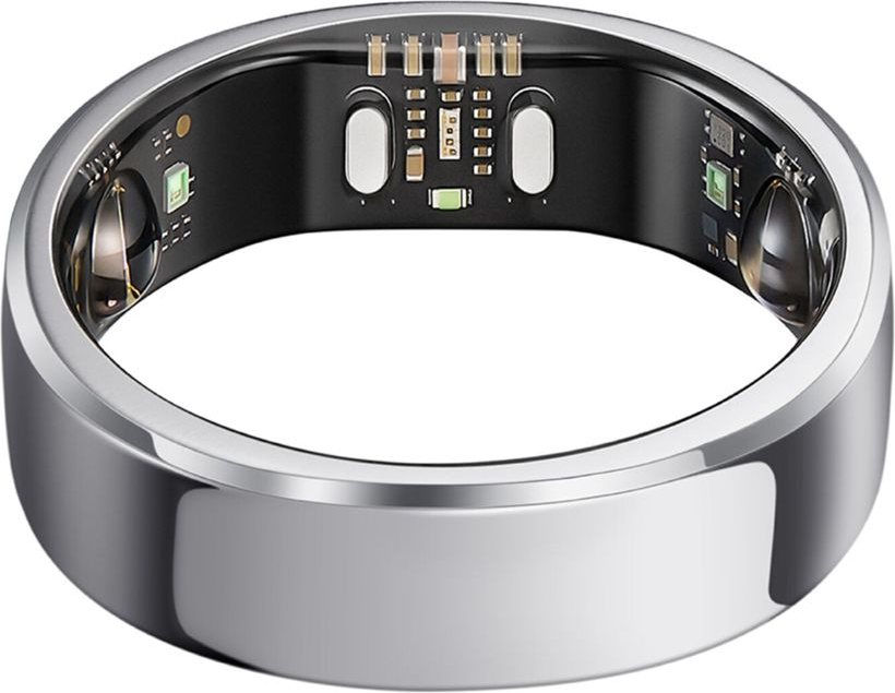 Interno di un anello intelligente argentato con sensori elettronici e microchip su sfondo nero.