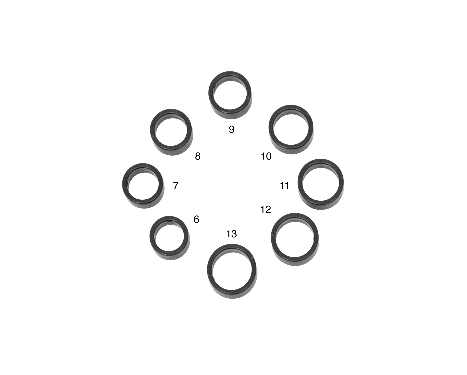 Acht schwarze Ringe sind kreisförmig auf schwarzem Hintergrund angeordnet.