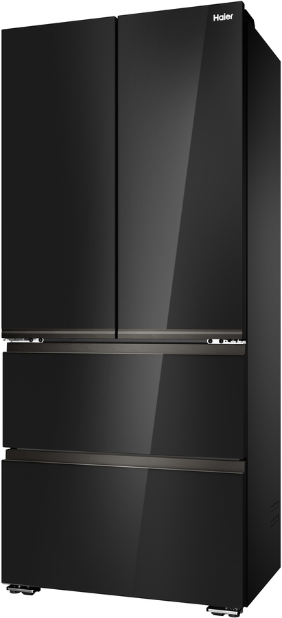 Ein glänzender schwarzer Haier-Viertürer-Kühlschrank auf weißem Hintergrund.