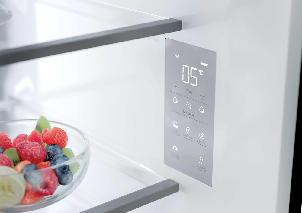Digitales Kühlschrank-Bedienfeld zeigt 05°C an, mit einer Schüssel frischer Beeren im Regal.