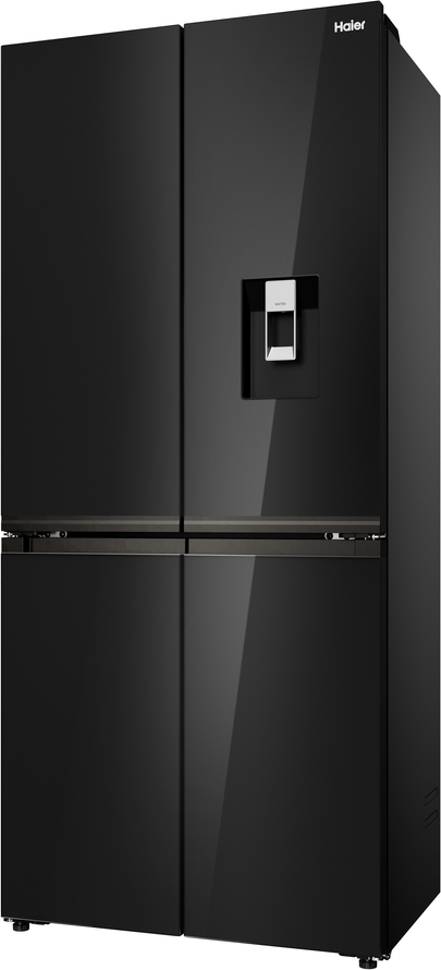 Ein schwarzer viertüriger Haier-Kühlschrank mit Wasserspender an der rechten Tür vor einfarbigem Hintergrund.