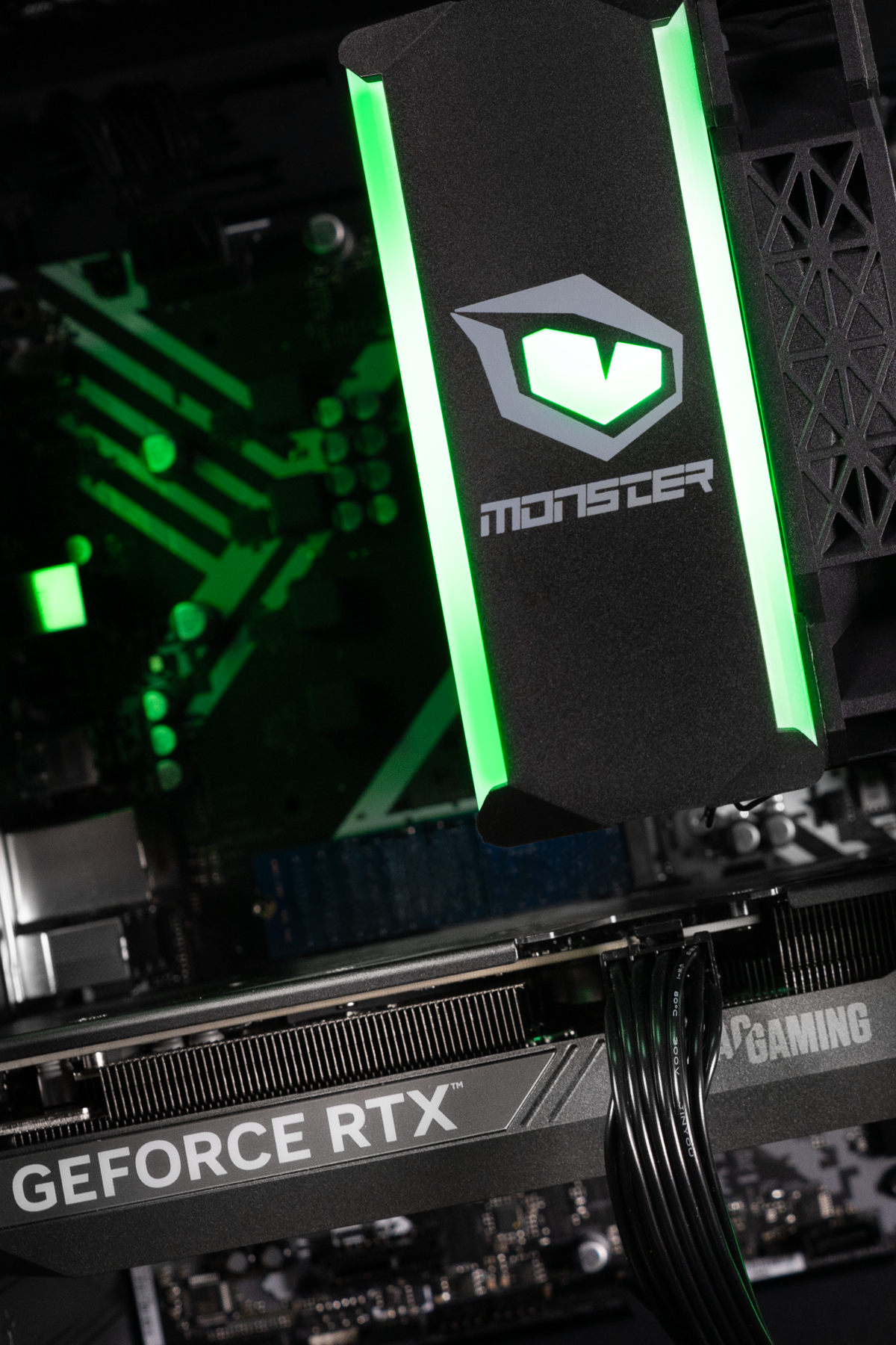 Yeşil yanan bir Monster soğutucu ve anakart üzerinde bir GeForce RTX grafik kartı olan PC içi.