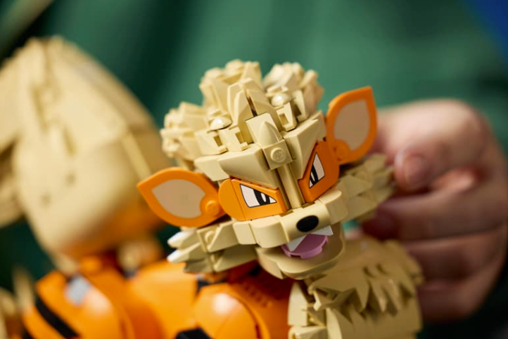Ein detailliertes LEGO-Modell des Pokémon Arkani mit cremefarbenem und orangem Fell.