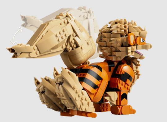 Eine baubare Lego-Figur einer orange-beigen Tigerkreatur mit beweglichem Schwanz vor hellgrauem Hintergrund.