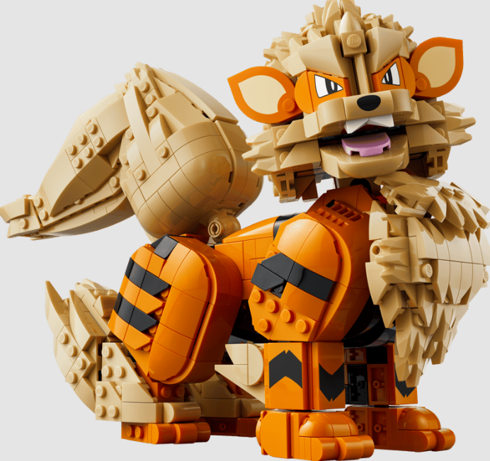 Ein detailiertes Lego-Modell des Pokémon Arkani in Orange und Beige mit schwarzen Streifen und Mähne auf weißem Grund.