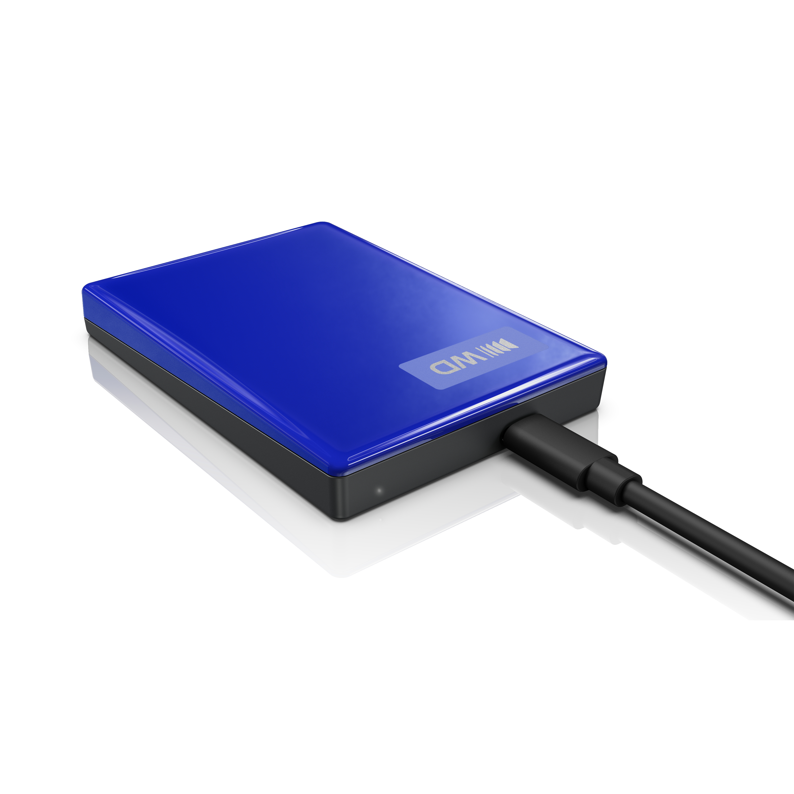 Eine blaue externe Festplatte mit schwarzem Rand und angeschlossenem USB-Kabel auf weißem Hintergrund.