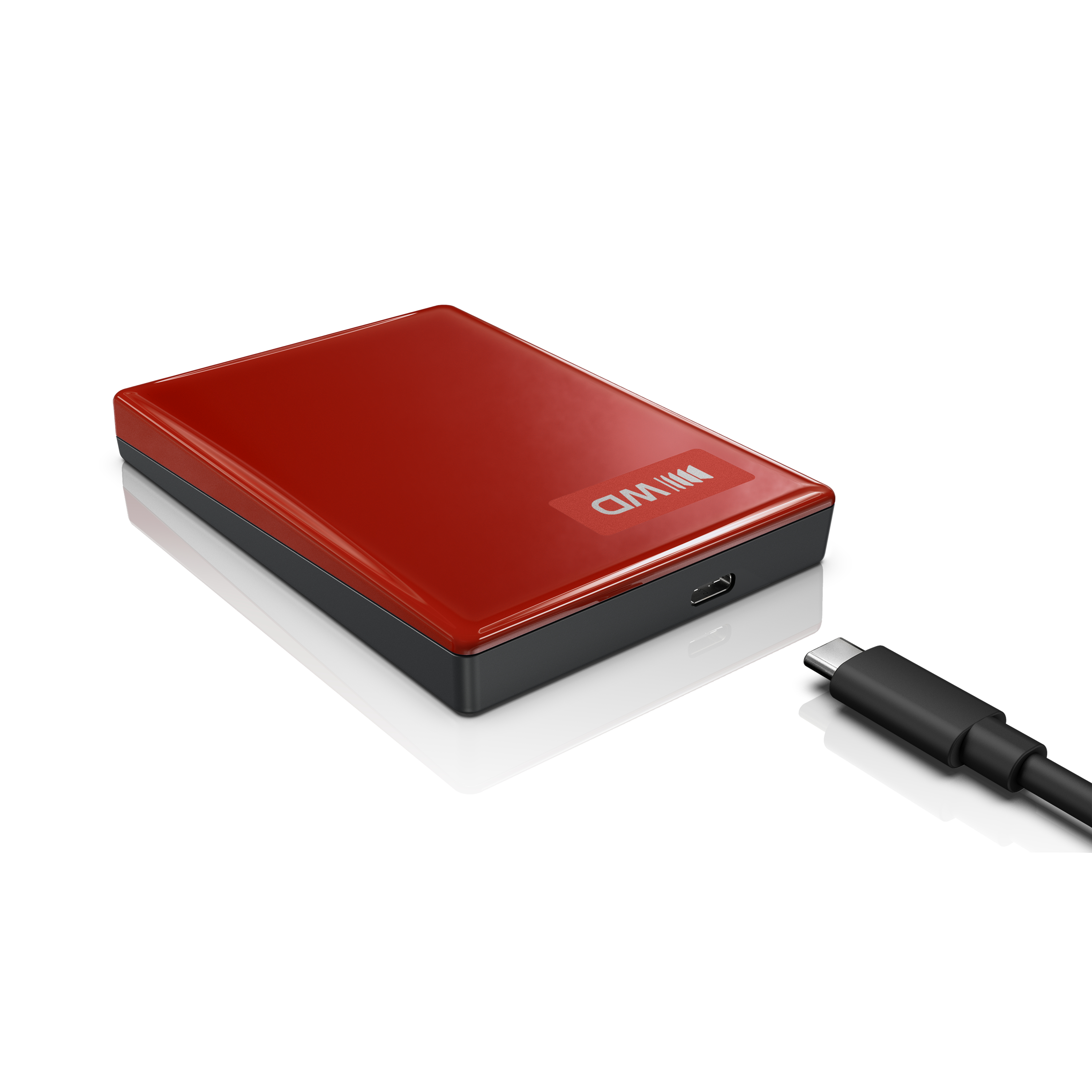 Eine glänzende rote und schwarze externe Festplatte liegt auf weißem Grund neben einem USB-C-Kabel.