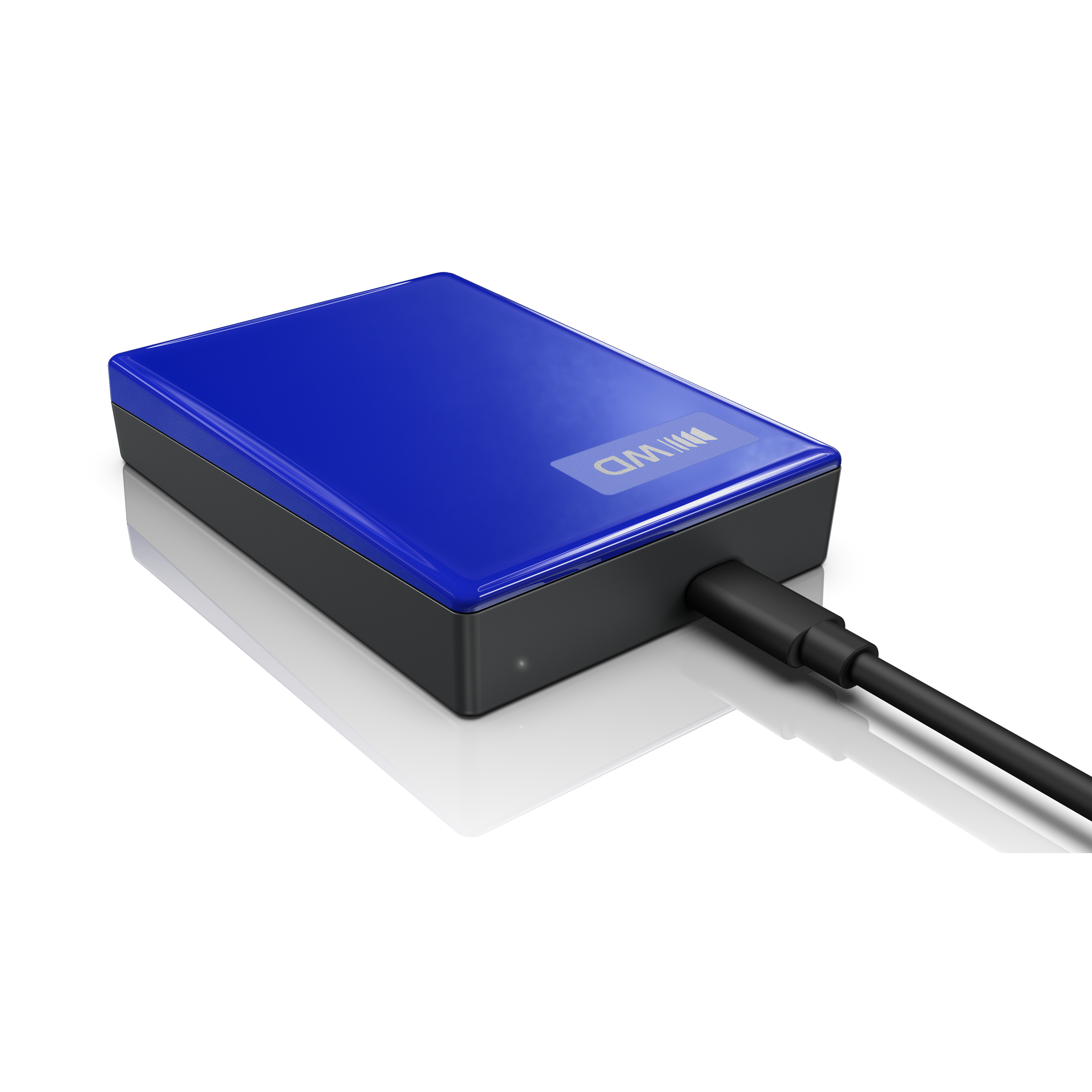 Eine blaue und schwarze externe Festplatte mit angeschlossenem USB-Kabel auf weißem Grund.