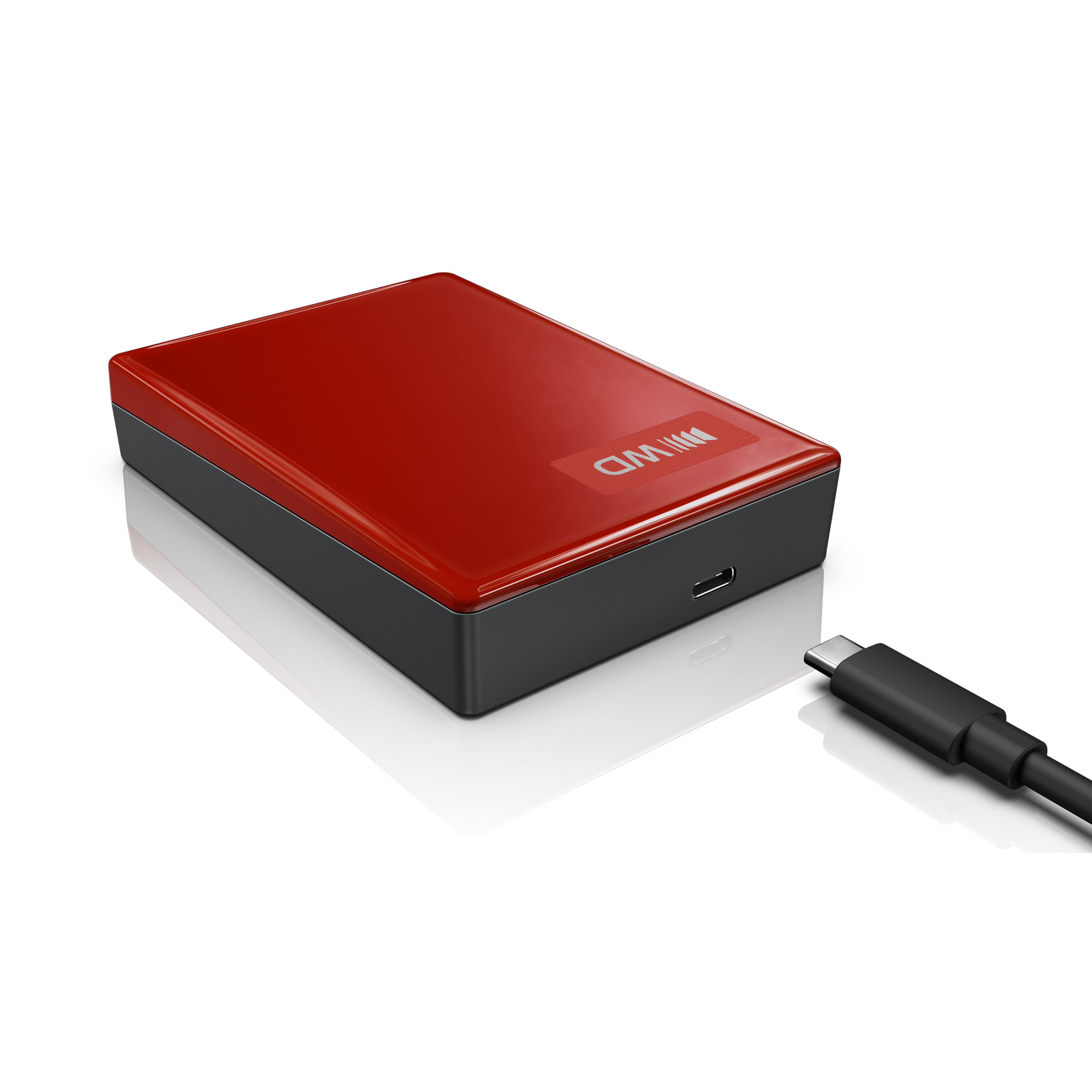 Rote und schwarze externe Festplatte mit einem USB-C-Kabel auf weißem Hintergrund.