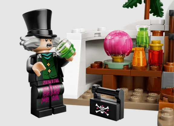 Lego-Figur mit Zylinder und grüner Weste hält ein Glas, neben ihr ein Tisch mit rosa Kugel und Flaschen.