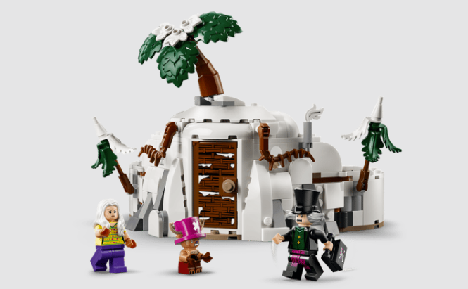 Lego-Set mit einem verschneiten Gebäude, Palmen und drei Minifiguren davor.