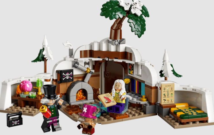 Lego-Diorama einer Schneehütte mit drei Figuren, Kamin, Palme und Zubehör auf weißem Hintergrund.
