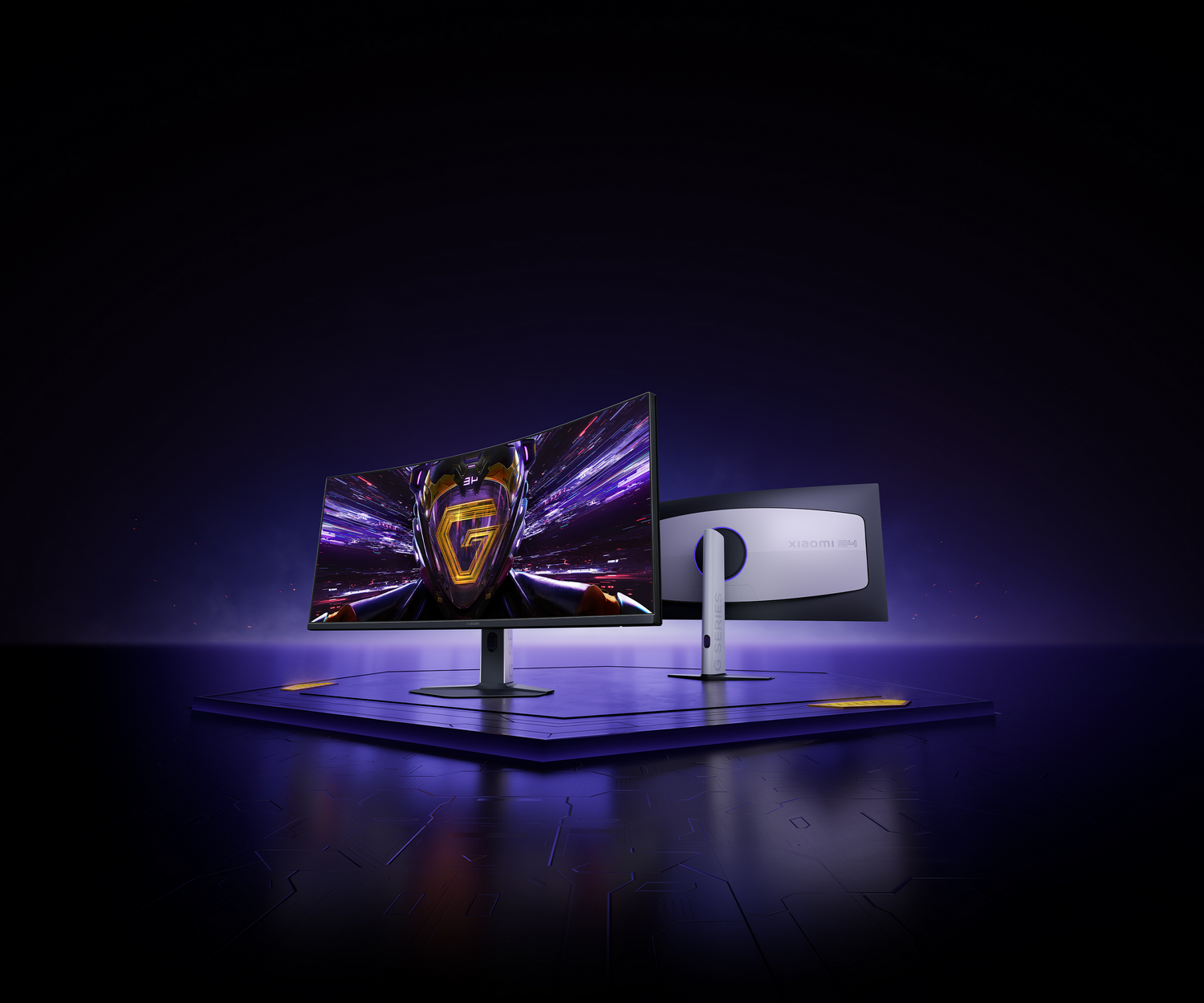 Dos monitores de ordenador curvos en una plataforma iluminada sobre un fondo morado oscuro.
