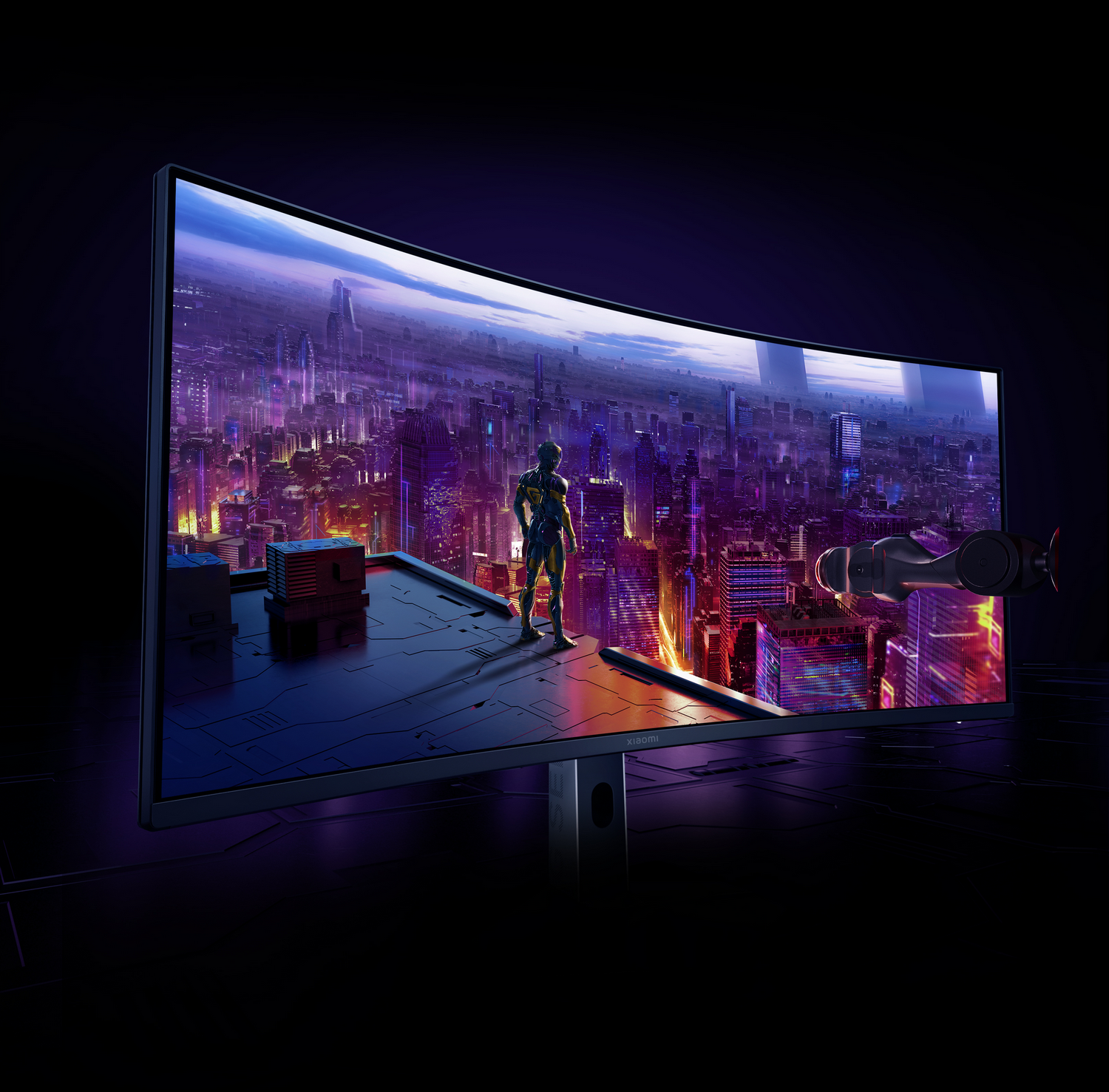 Un monitor curvo muestra un paisaje urbano nocturno futurista con una figura de pie en la azotea.