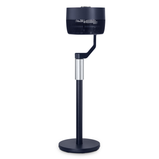 Ventilador de pedestal moderno negro y plateado sobre una base redonda con fondo blanco.