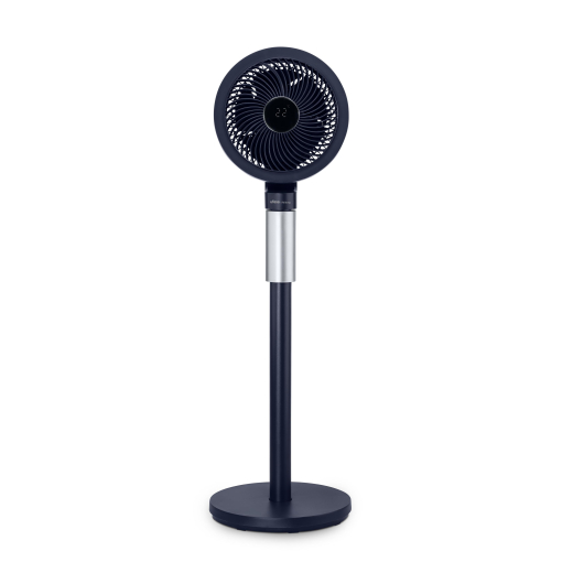 Un ventilador de pie azul con cabeza redonda, poste plateado y base redonda sobre fondo blanco.