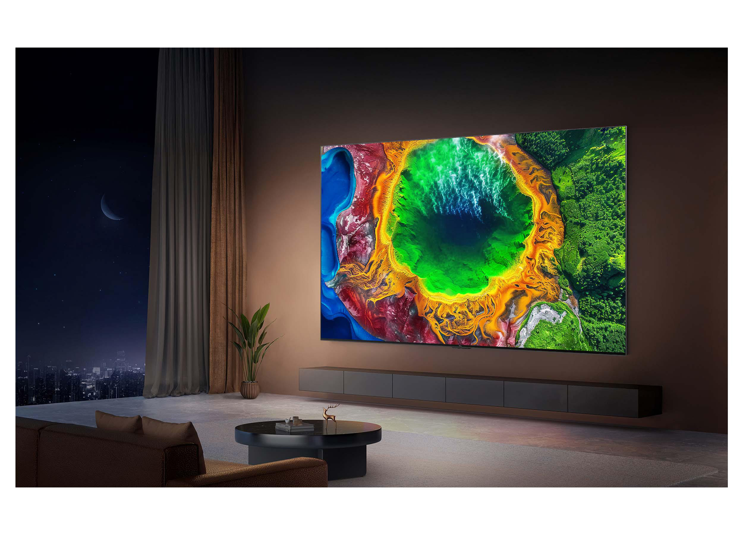 Ein großes TV-Gerät zeigt eine farbenfrohe Naturaufnahme, platziert in einem modernen Wohnzimmer.