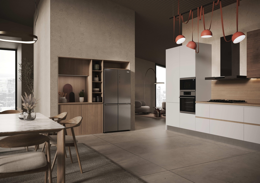 Moderne Küche mit integriertem Edelstahl-Kühlschrank, weißem Mobiliar, Essbereich und roten Pendelleuchten.