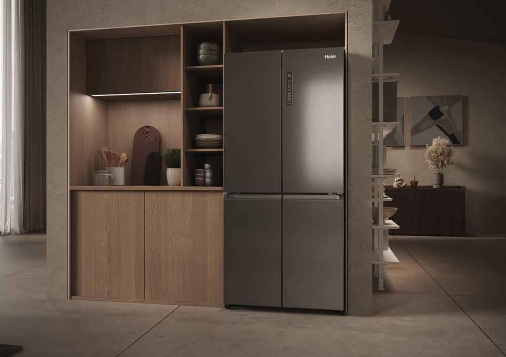 Moderner vierstufiger Edelstahl-Kühlschrank eingebaut in Holzeinheiten in einer eleganten Küche.