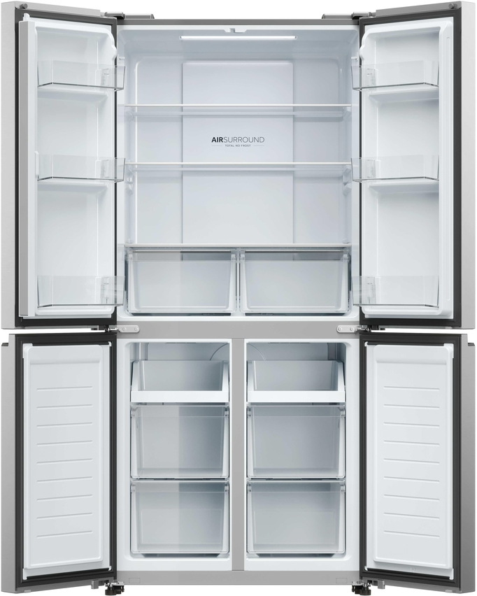 Geöffneter silberner Kühlschrank mit vier Türen, Glasböden und transparenten Schubladen.