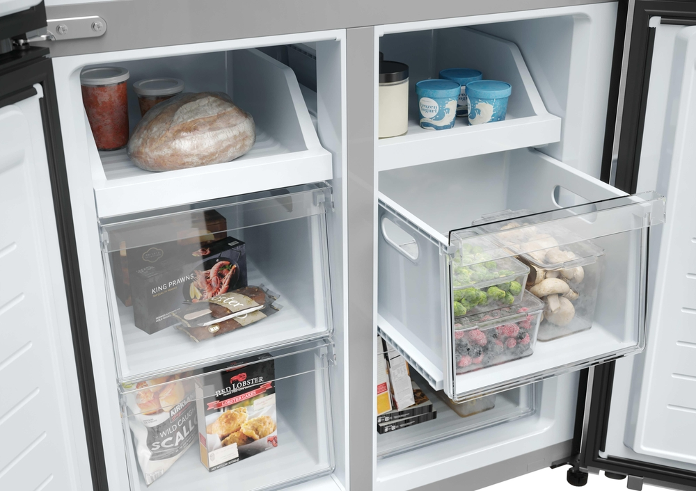 Offener silberner Kühlschrank mit gefüllten Regalen, transparenten Schubladen, Brot, Eis und Tiefkühlkost.