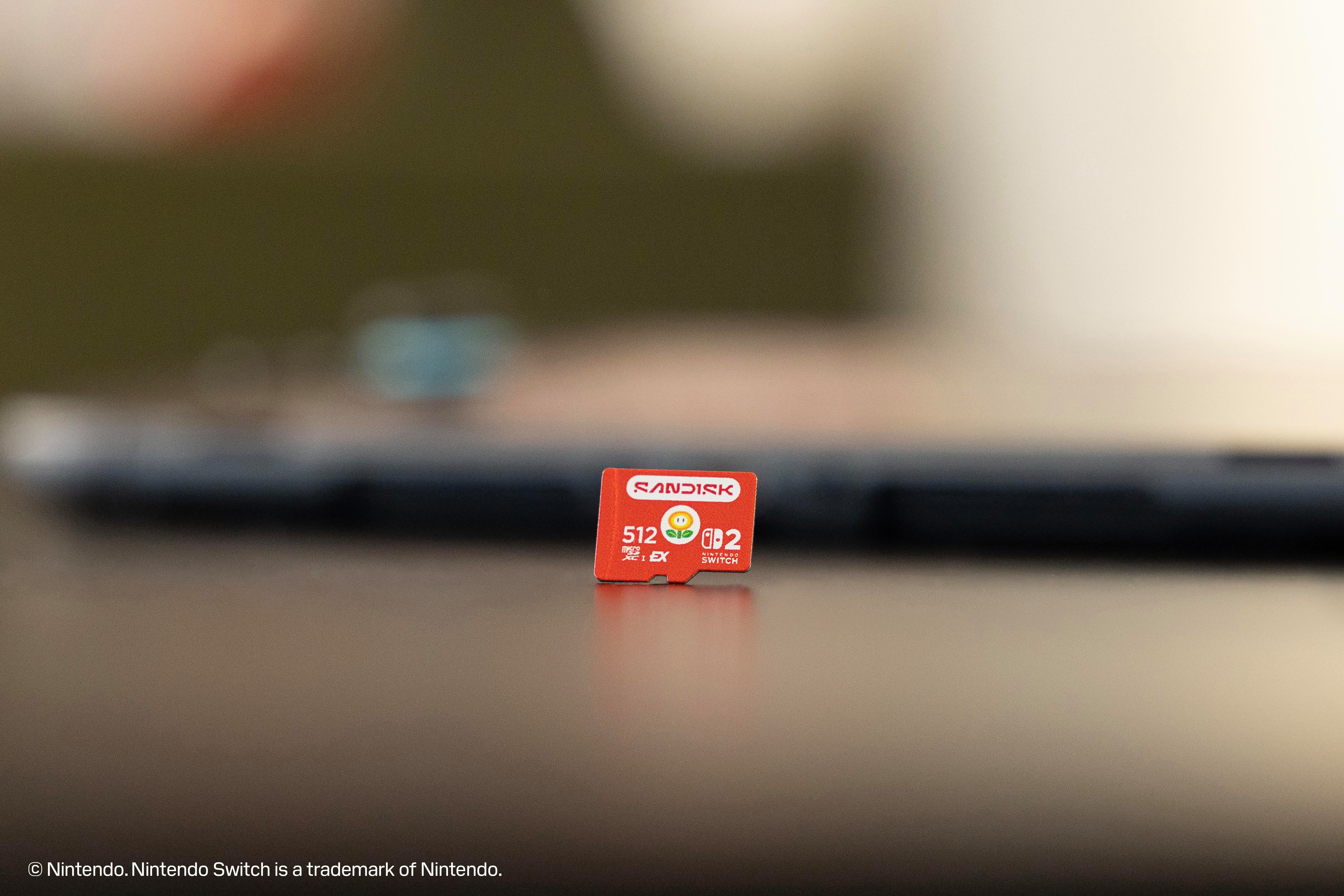 Eine rote SanDisk 512GB microSD-Karte für die Nintendo Switch liegt auf einer Oberfläche mit verschwommenem Hintergrund.