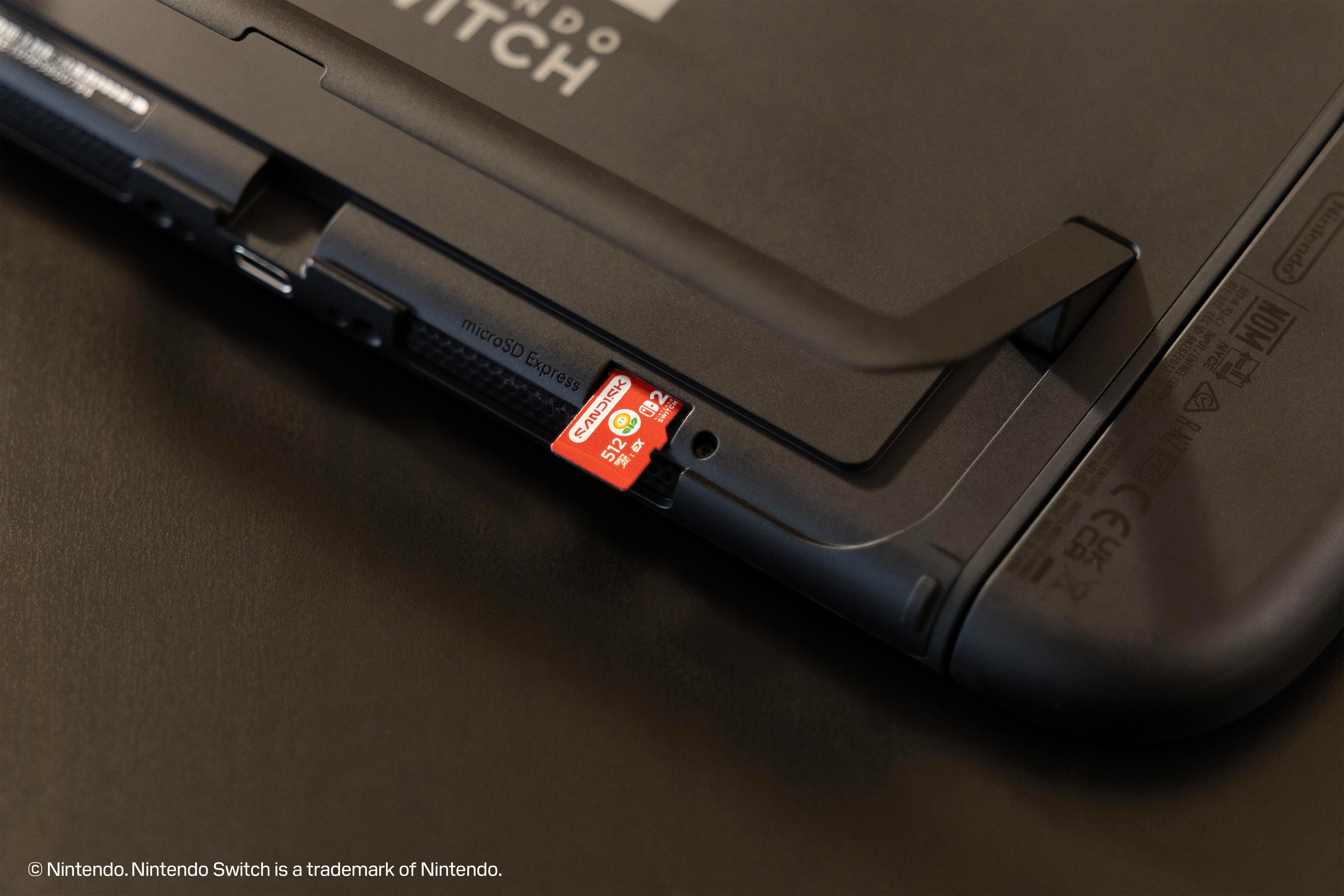 Eine rote microSD-Karte steckt im Speicherkartenschacht auf der Rückseite einer schwarzen Nintendo Switch.