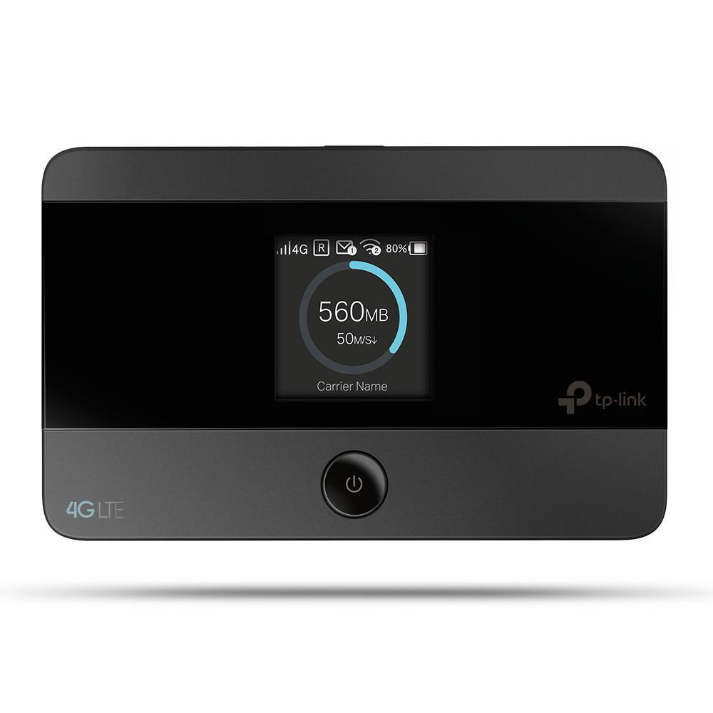 Schwarzer TP-Link 4G LTE mobiler Router mit beleuchtetem Display, das Datenverbrauch und Akkustand anzeigt.