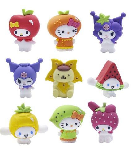 Neun bunte Sanrio-Charakter-Figuren als Früchte verkleidet, weißer Hintergrund.