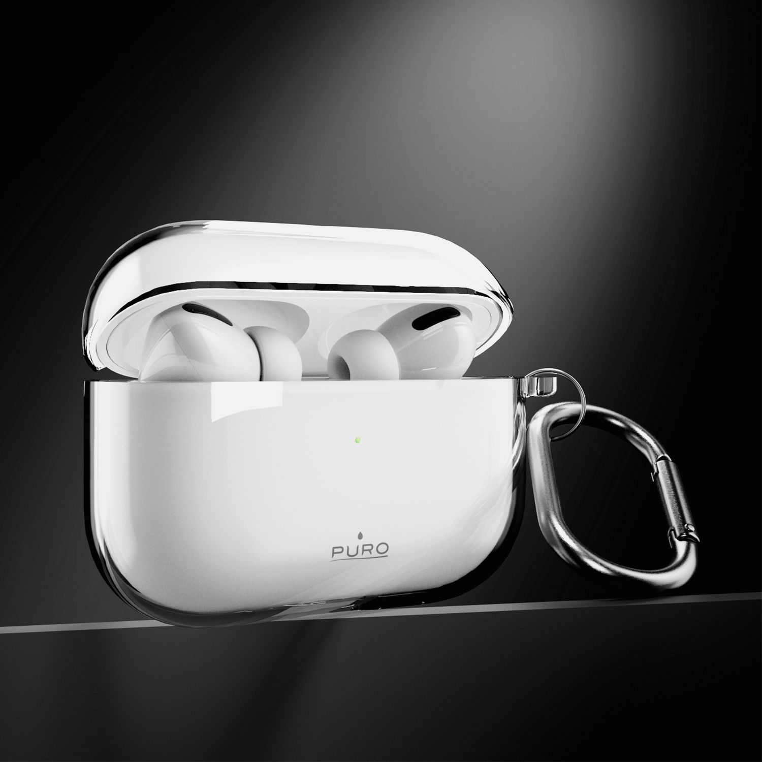 Witte AirPods in een doorzichtige oplaadcase met zilveren carabiner op een donkere achtergrond.