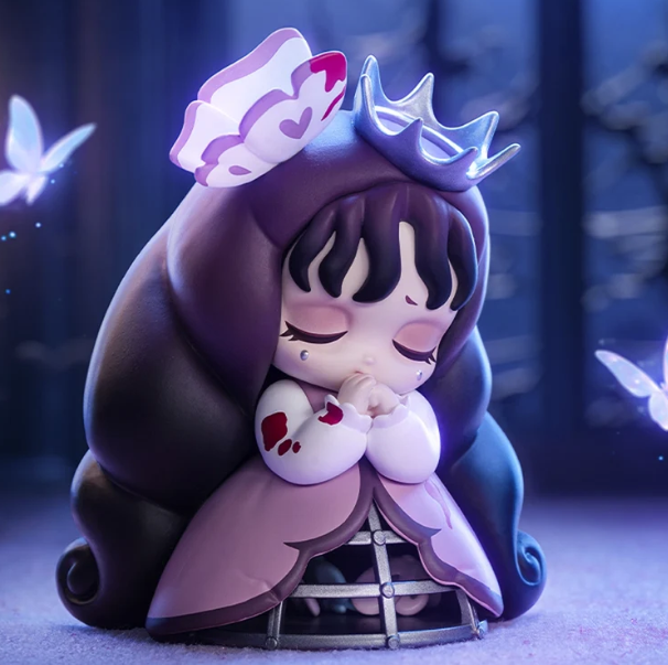 Eine süße Figur einer traurigen Anime-Prinzessin in einem lila Kleid mit Krone und Schmetterlingsklammer, umgeben von Schmetterlingen.