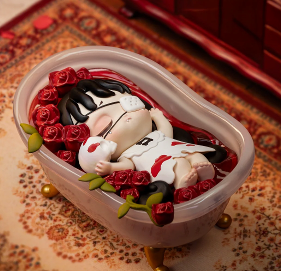 Eine kleine Figur liegt in einer Badewanne gefüllt mit roten Rosen und roter Flüssigkeit.