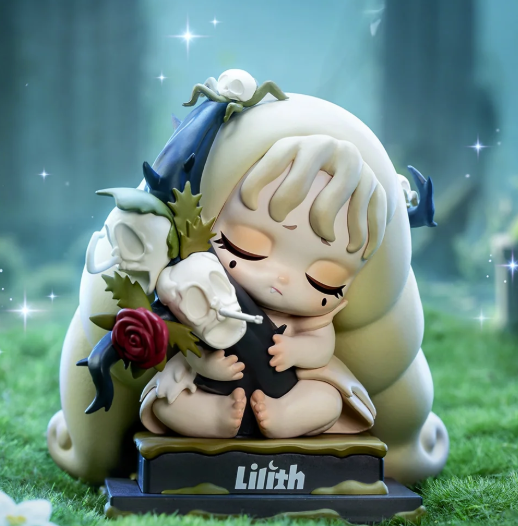 Eine Lilith-Figur sitzt auf einem Sockel, umarmt Schädel und Rosen vor einem bewaldeten Hintergrund mit Glitzereffekten.