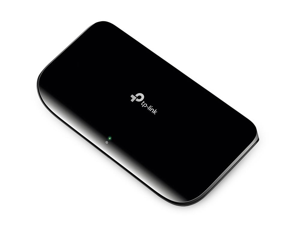 Schwarzer TP-Link Netzwerk-Switch auf weißem Hintergrund mit leuchtend grüner LED-Anzeige.