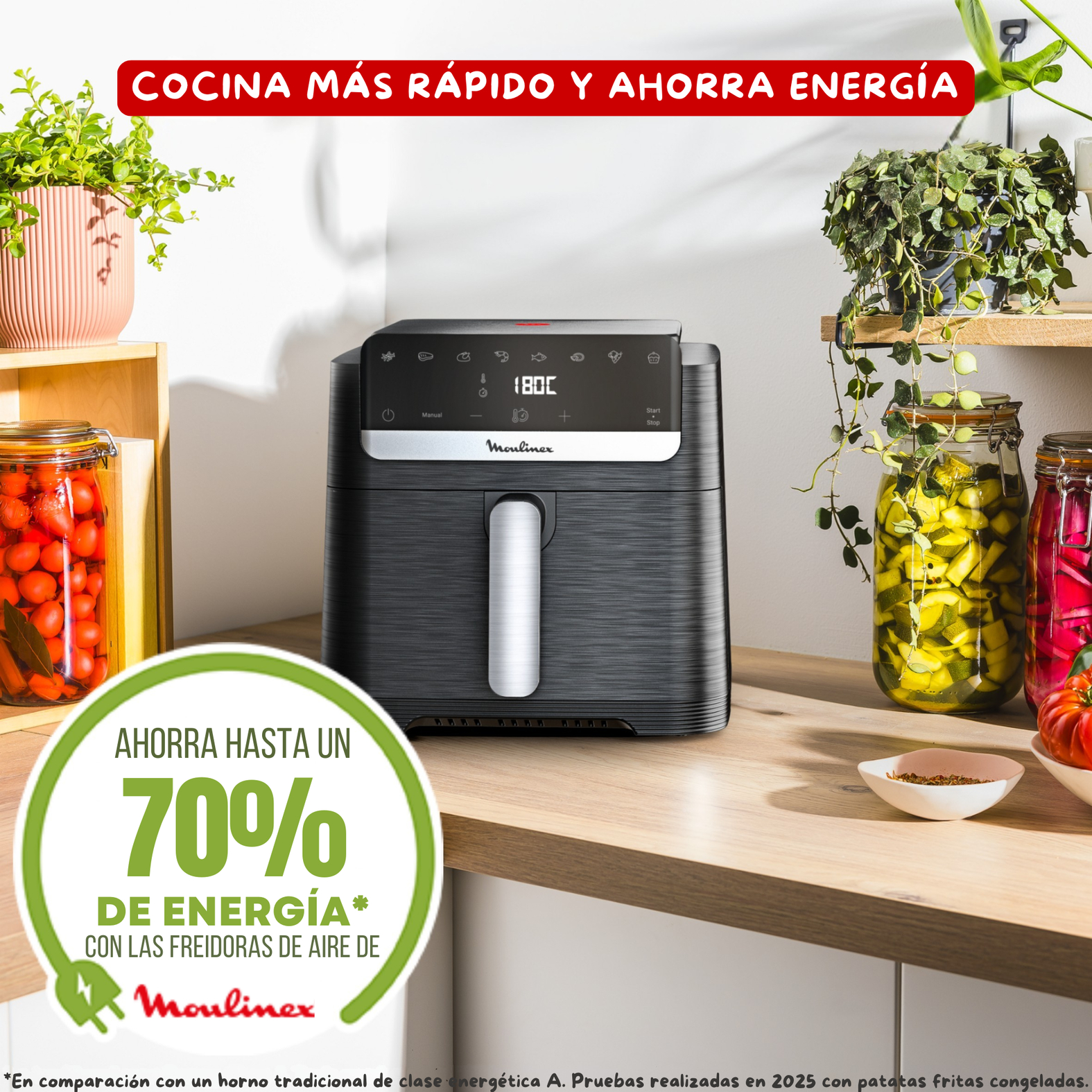 Freidora de aire negra Moulinex sobre encimera de madera en cocina con plantas, tarros y texto publicitario.