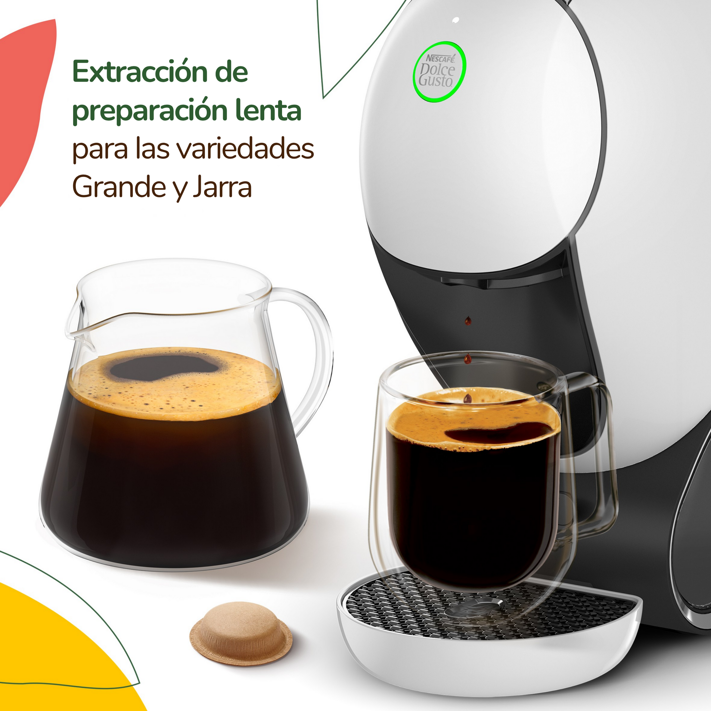Una cafetera Dolce Gusto, una jarra y una taza de café sobre fondo blanco con texto en español.