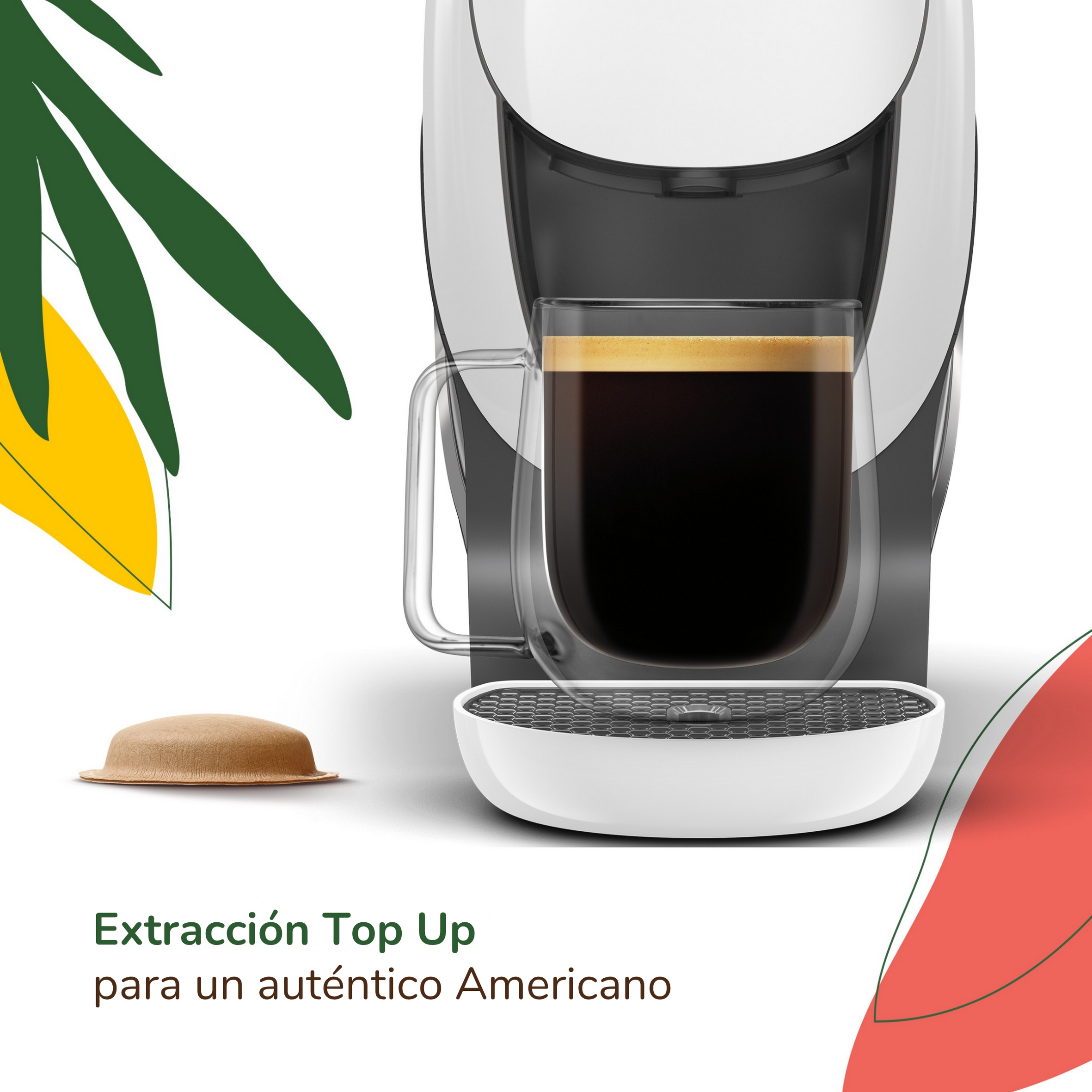 Una cafetera llena una taza de cristal con café, junto a una monodosis, sobre fondo blanco con gráficos.