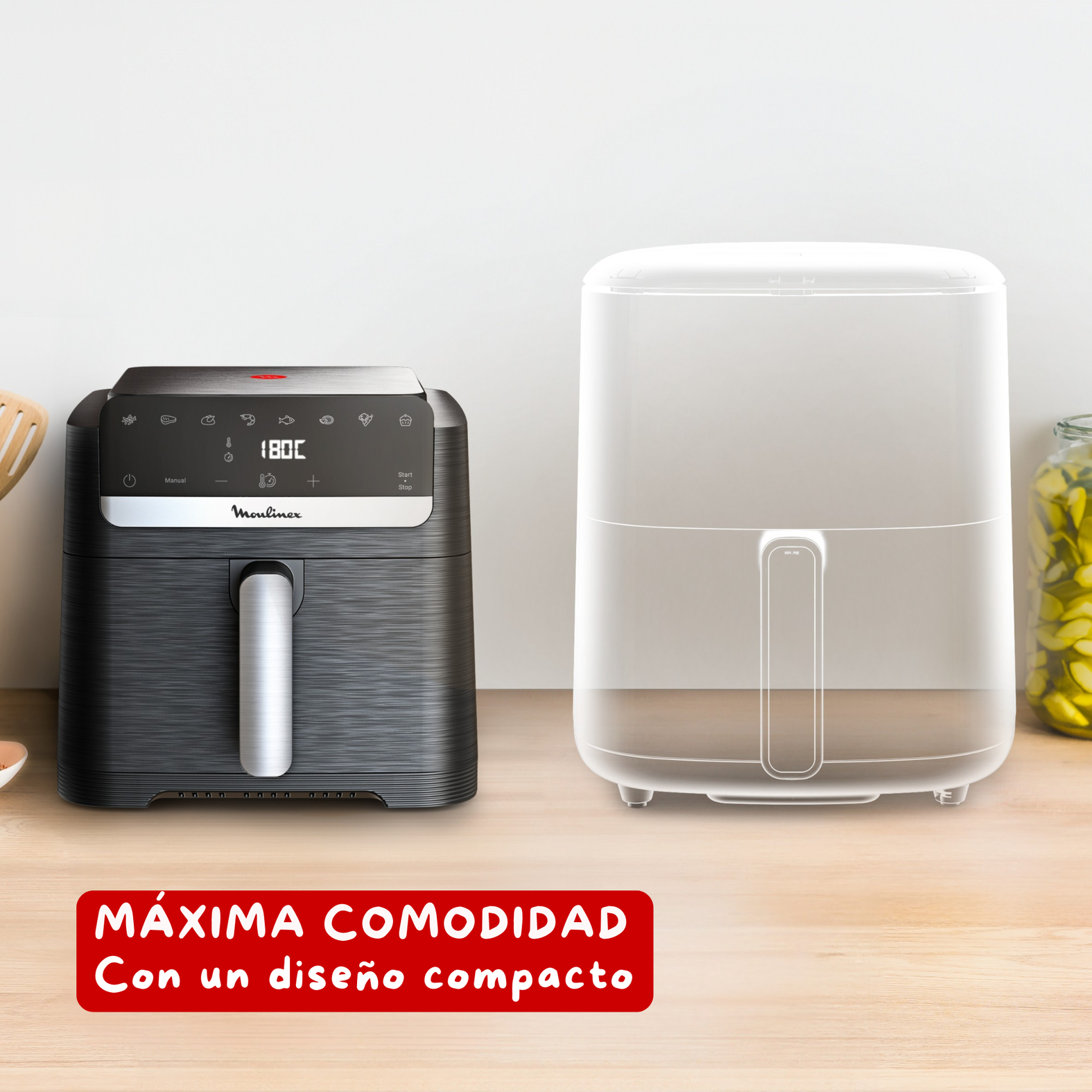 Una freidora de aire negra Moulinex en una mesa de madera, junto al contorno blanco de otro aparato.