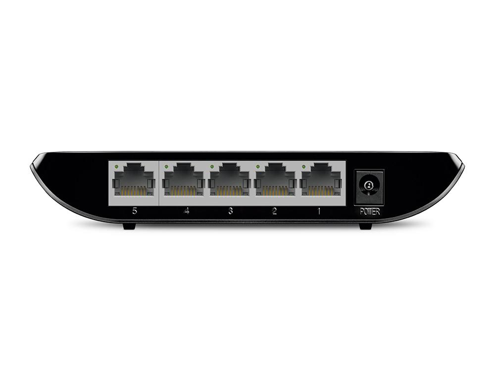 Ein schwarzer Ethernet-Switch mit fünf nummerierten LAN-Anschlüssen und einem Stromeingang auf einer weißen Oberfläche.