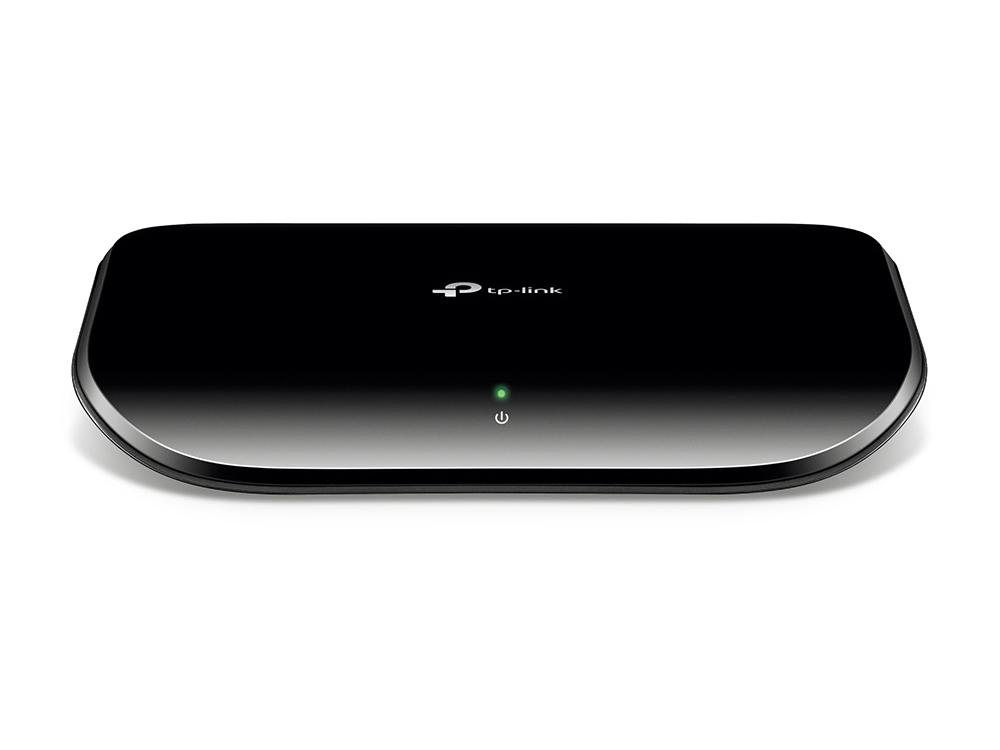 Ein schwarzer TP-Link Netzwerk-Switch mit einer grünen Betriebsanzeige auf weißem Hintergrund.