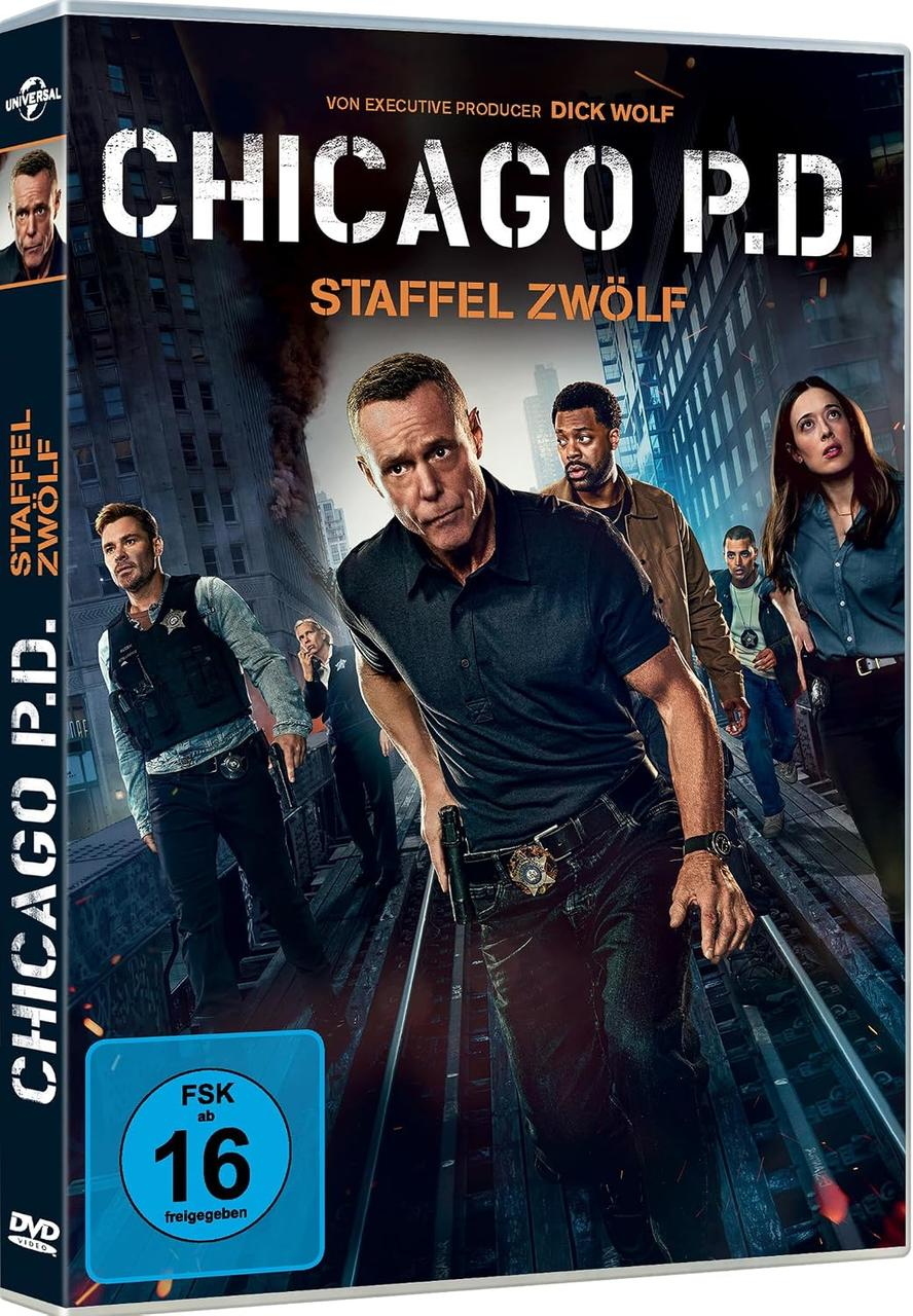 DVD-Cover von Chicago P.D. Staffel 12 zeigt Detektive, die im Einsatz durch ein städtisches Gebiet rennen.