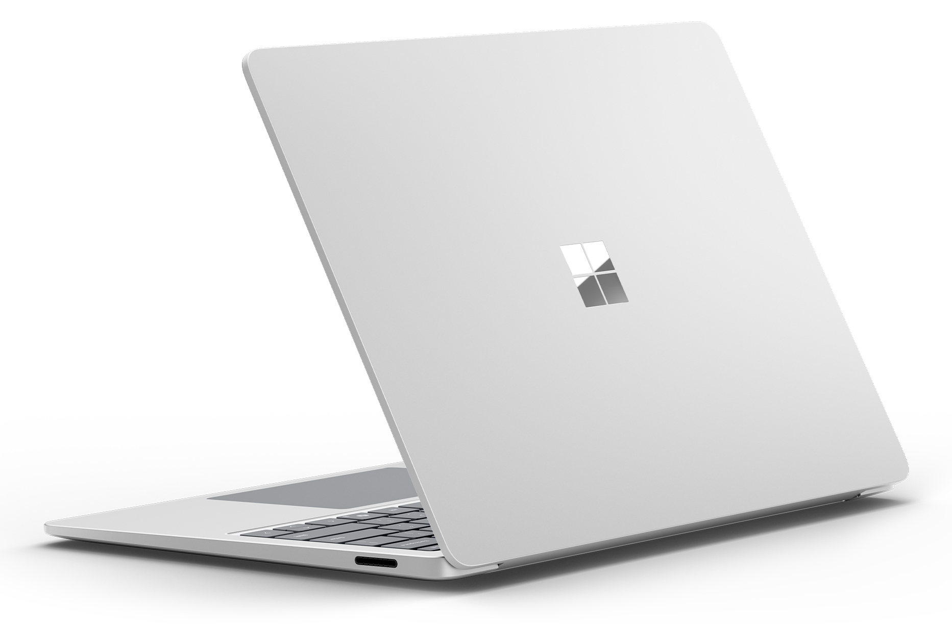 Ein silberner Laptop in einem hellen Studio, mit Blick auf die geschlossene Rückseite und das Windows-Logo.