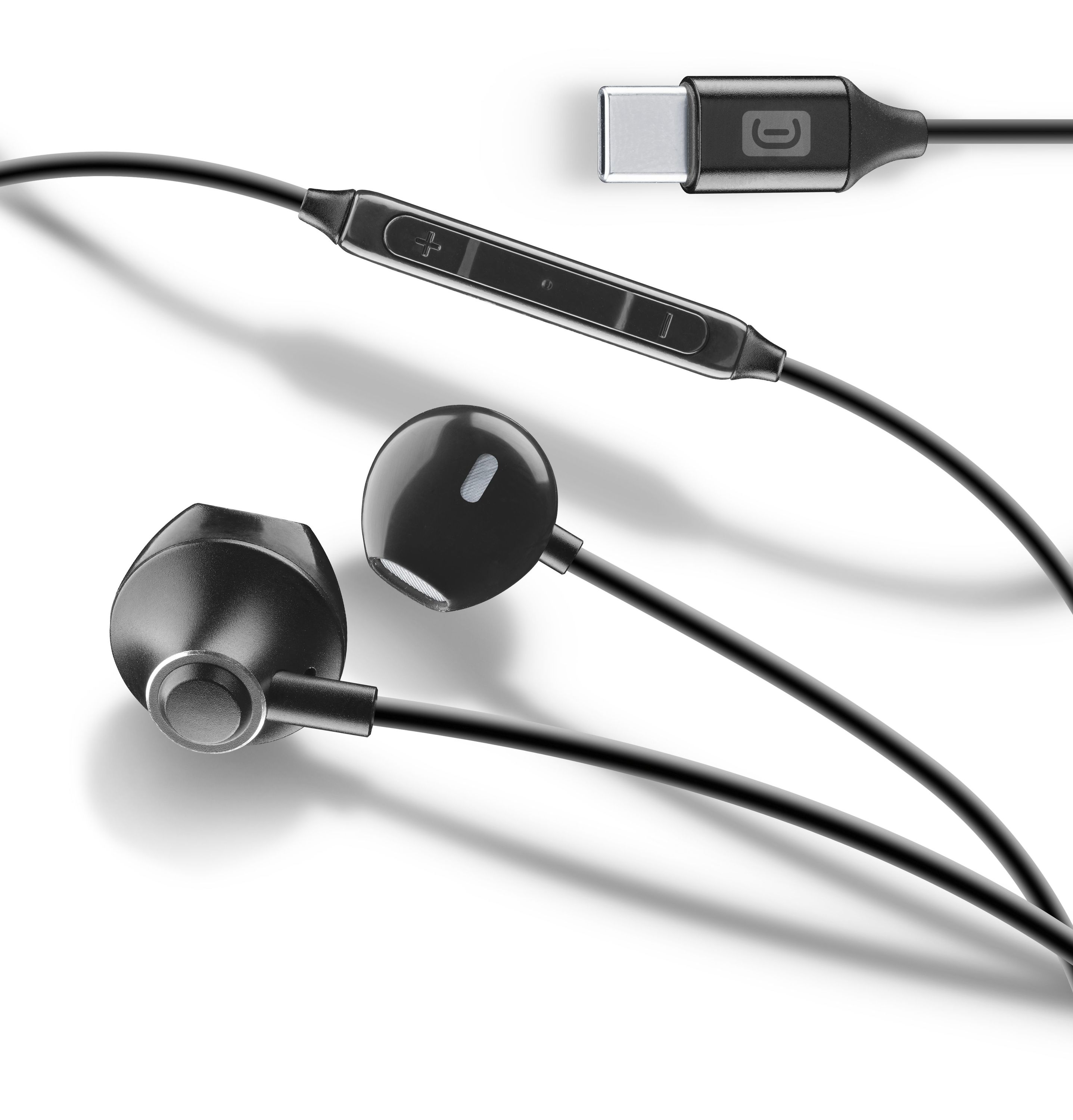 Beyaz arka planda USB-C konektörlü ve entegre ses kontrollü siyah kulak içi kulaklık.