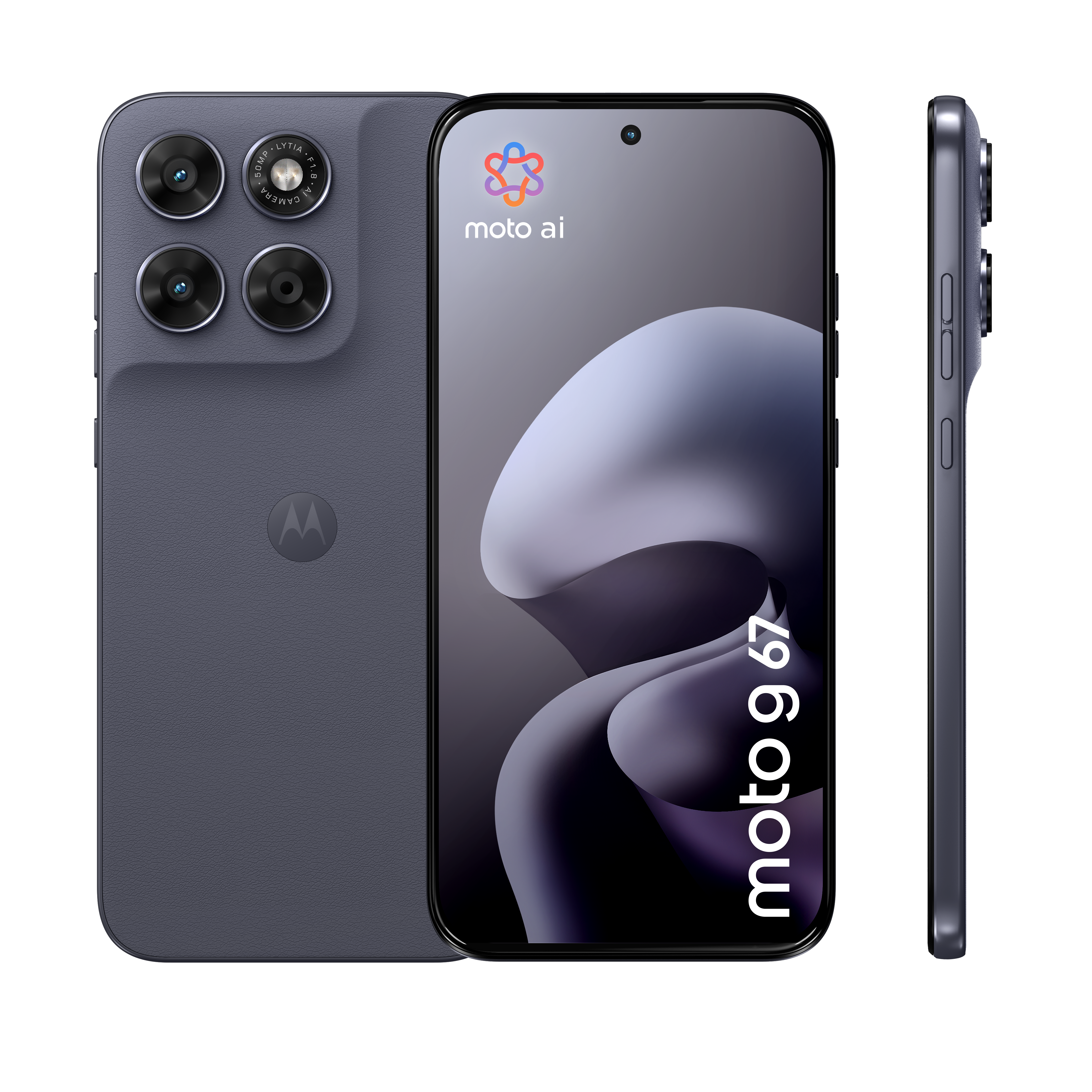 Drei Ansichten des dunkelgrauen Moto g 67 Smartphones mit vier Rückkameras, Logo und Display-Design.
