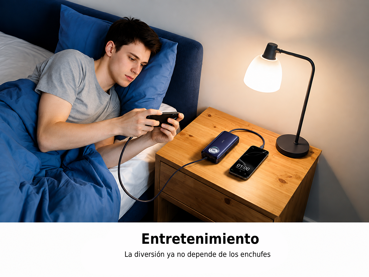 Un joven está en la cama mirando su smartphone conectado a una batería externa en la mesa de noche.