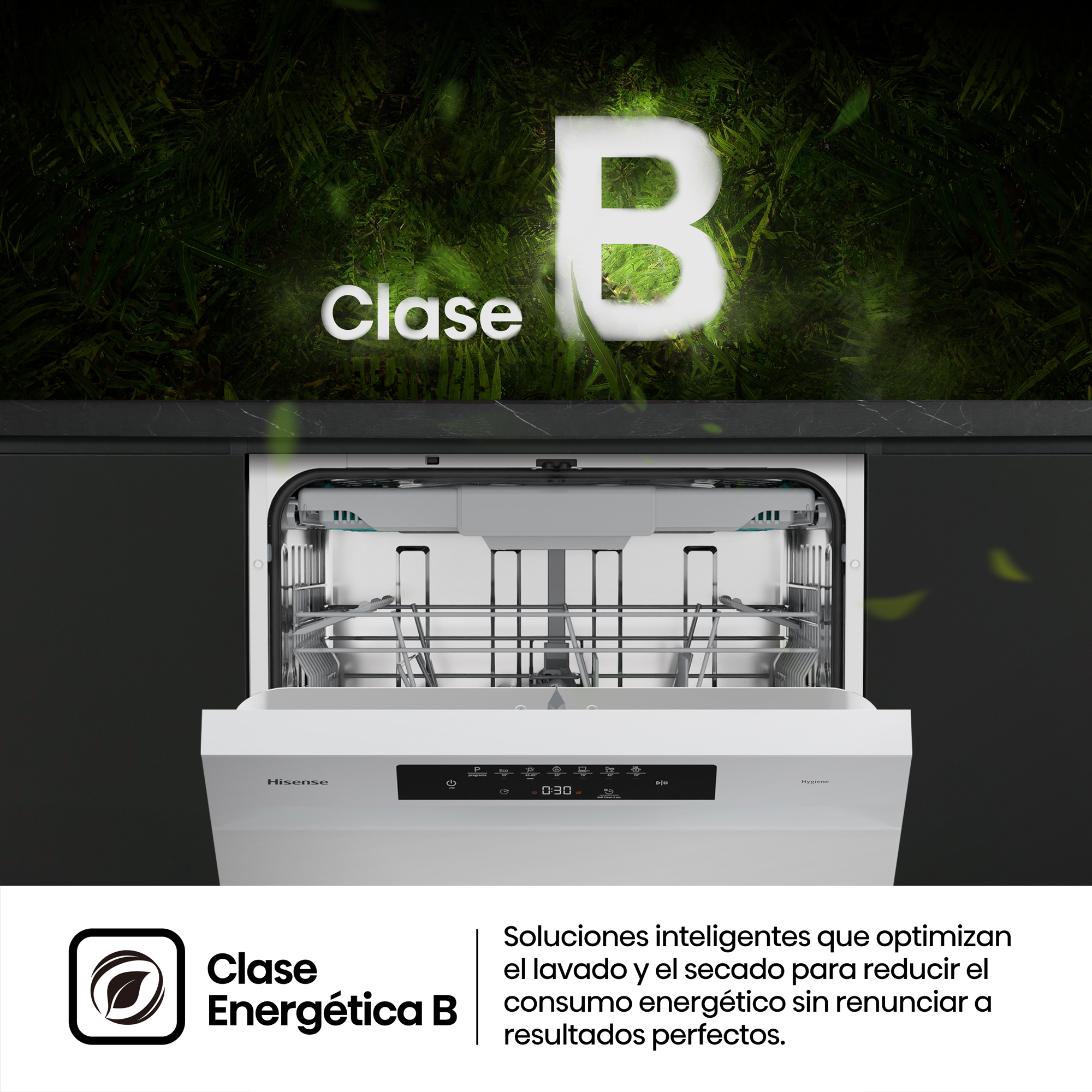 Lavavajillas blanco Hisense abierto bajo encimera oscura con fondo de follaje verde y texto de clase B.