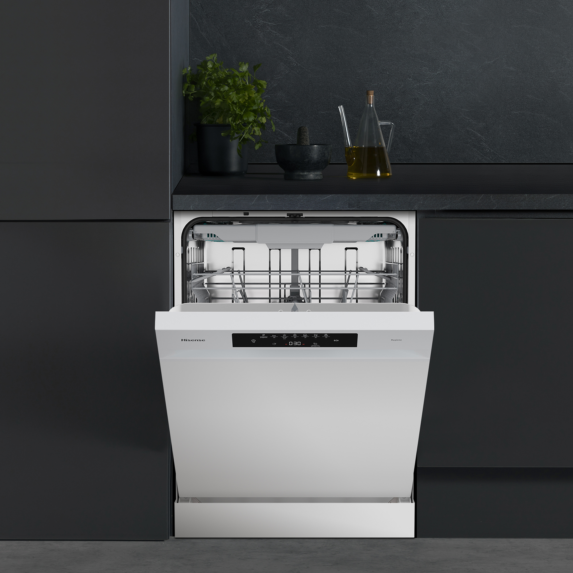 Un lavavajillas blanco Hisense abierto en una cocina oscura moderna, con una planta y una botella de aceite.