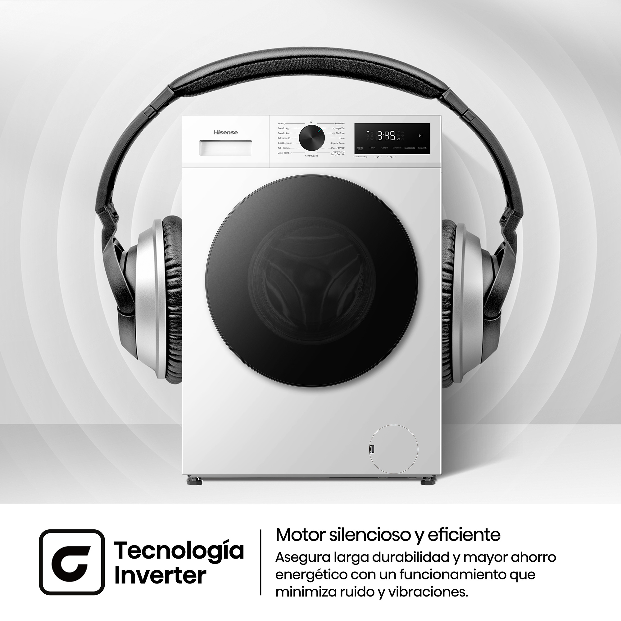 Una lavadora blanca Hisense con grandes auriculares negros sobre un fondo claro con efectos de ondas.